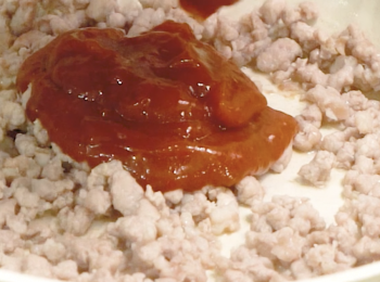 step6: 加入魚香茄子醬
Seasoning with sauce for spicy garlic eggplant.