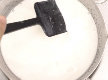 step3: 隔熱水小火攪拌至開始變得濃稠即停止如有結成塊狀立即離火，攪拌至結塊溶解才再加熱