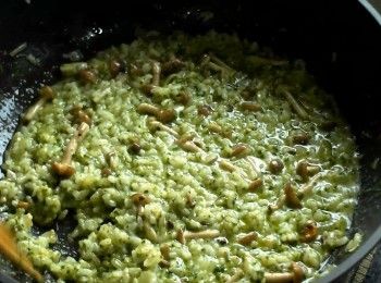 step5: 加入適量的青醬以及水，將白飯與青醬拌炒均勻。