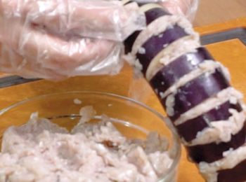 step2: 把鯪魚肉釀入茄子裡面
Stuff the fish meat between the eggplant slices.