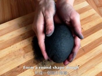 step15: 揉至形成竹炭麵團