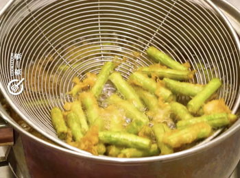 step5: 豆角沾上炸漿，中火炸2分鐘至金黃熟透