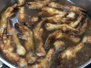 step6: 加油，爆香蒜蓉和豆豉，轉小火，加醬汁、水和鳯爪