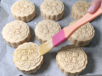 step7: 從焗爐取出後，向月餅噴水降溫，蛋黃用水稀釋、過篩，在月餅表面抹蛋液，170度焗10分鐘