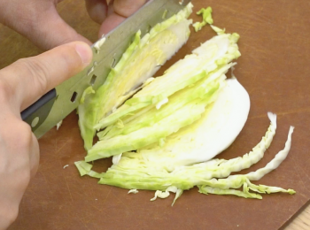 step1: 椰菜切幼絲 Shred cabbage.