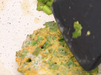 step4: 用平底鑊煎香兩面，完成 Pan fry both sides until golden brown and fragrant in a pan.