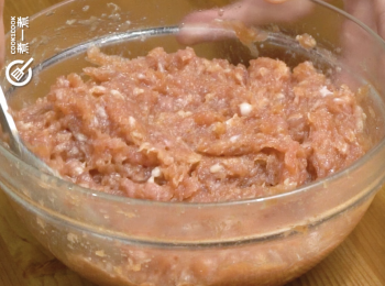 step1: 免治豬肉加醮料攪到起膠
Marinate the minced pork and stir it until sticky.