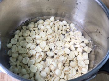 step1: 蓮子用水洗淨，浸泡至軟，摘除蓮芯，加水煮軟