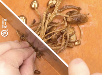 step4: 茶樹菇去蒂 Cut the base of the tea tree mushroom