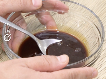 step1: 黑糖及水拌勻，放入電飯煲中，按煮飯鍵
Stir well brown sugar and water. Then put it into a rice cooker. Press the 'Cook' button.