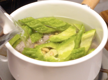 step7: 加入水至蓋過材料
Add the water to cover the ingredients.