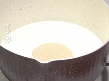 step8: 淡忌廉與羅漢果糖拌勻，細火煮熱
Mix whipping cream and monk fruit sweetener then cook over low heat