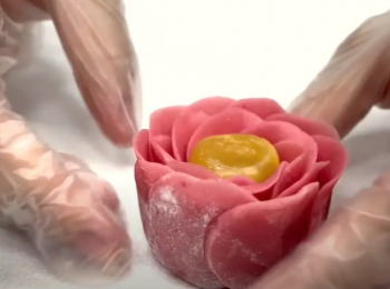 step9: 花瓣第二圈９片，用刷子在花瓣邊緣涮上水，花瓣左邊黏緊，右邊稍微往外翻，一樣將最後一片塞入第一片花瓣底下。