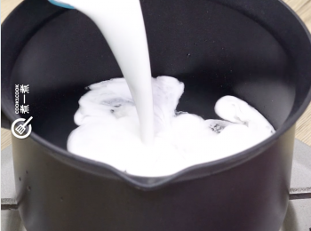 step4: 加入椰漿，細火煮至微滾後熄火
Add coconut cream, boil it in low heat and then close fire.