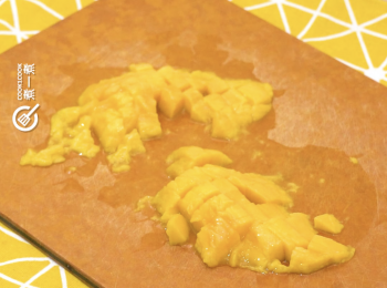step1: 芒果取肉切粒
Take the mango meat and dice the mango.