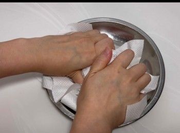 step2: 將雞柳件用廚房紙吸乾水份。