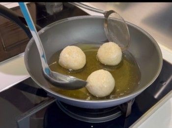 step7: 全程用細火油炸煎堆，期間不停「潑油、按壓、轉動」煎堆。

油炸空心煎堆有小小技巧，有關步驟和技巧，已詳細於教學影片說明，請瀏覽：https://youtu.be/gXKGxDvwLWc