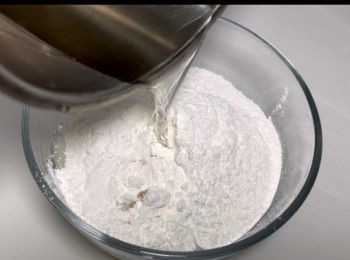 step2: 倒入煮滾的糖水（砂糖加清水煮滾和煮溶）