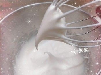 step8: 最後再焗5-10分鐘（180°；調高溫度上色；如蛋糕上色已足夠，可省略此步驟）至表面上色 2. 先讓蛋糕在焗爐內，然後打開一條小縫隙（可用2個隔熱手套），待8-10分鐘（使內外溫差慢慢接近）才取出蛋糕（因降溫太快，蛋糕會因此而回縮以致凹陷） 2. 然後需馬上取出蛋糕（避免放太耐引致水氣滲入蛋糕而皺皮）