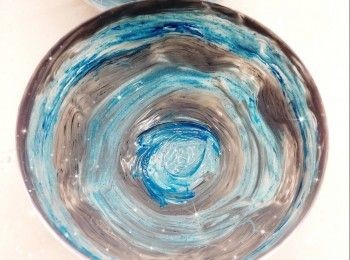 step13: 用矽膠掃子沾適量的朱古力溶液，掃在扑扑蛋糕模上（向同一個方向並順紋理轉圈；3種不同程度深淺的藍色和黑灰色可疊著掃上；力度必需一致，否則脫模時，<span class="group_4">朱古力外殼</span>會容易裂開），放進雪櫃冷藏至凝固