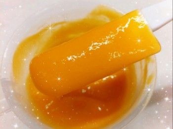 step4: <span class="group_2">芒果果茸和裝飾</span>： 1. 芒果去皮、起肉 2. 將芒果肉分成2部份（360 g打成芒果茸，360 g切成芒果粒※裝飾用），放進雪櫃冷藏，備用