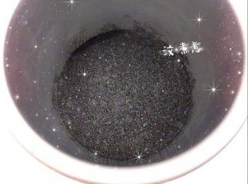 step1: <span class="group_1">餅底</span>： 1. 先將消化餅打碎成幼沙狀 2. 牛油加熱至溶化成牛油溶液（可用微波爐加熱），加入餅碎和竹炭粉，拌勻 3. 然後放入蛋糕模具，平均壓實成<span class="group_1">餅底</span>，放進冰格冷凍至凝結，備用