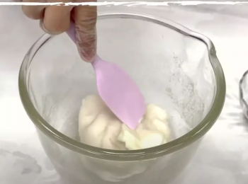 step2: 冰皮月餅粉和冷開水、攪拌至光滑加入白油拌勻。