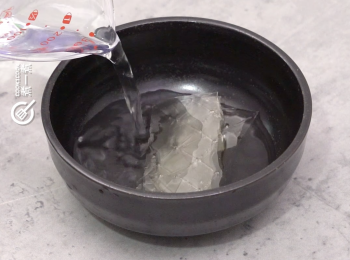 step5: 魚膠片先用水浸軟備用
Soak gelatin sheet in water to soften.