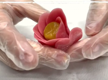 step8: 貼上花瓣，第一圈７片，對齊上一片花瓣，正中間的角度貼上下一片花瓣，最後一片要塞到第一片的底下固定。
