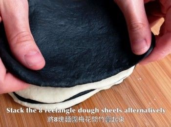 step23: 將8塊麵團梅花間竹疊起來