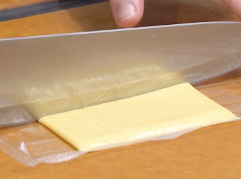 step6: 片裝芝士切半備用
Cut the cheese into half and spare.
