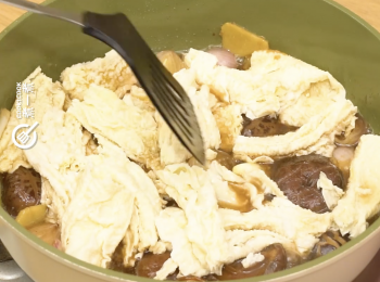 step11: 下枝竹炆3分鐘
Add beancurd stick and cook for 3 minutes.