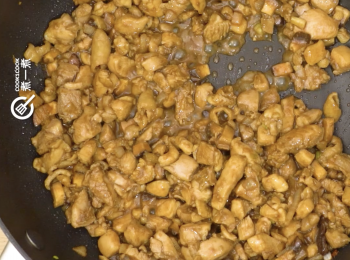 step5: 中火爆香洋葱，下雞丁及冬菇炒熟
Saute the onion in medium fire, then fry the diced chicken and dried mushroom.