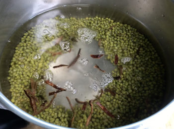 step4: 綠豆用水洗淨，將綠豆、陳皮、水加入壓力鍋，大火煮到第三條壓力線
，轉細火煮8分鐘，關火解壓