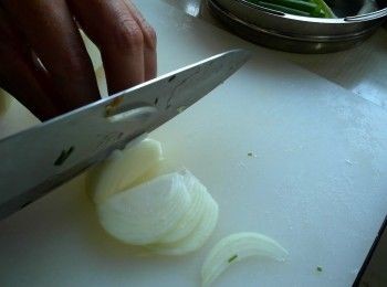 step1: 洋蔥切絲。蔥切段。