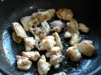step3: 鍋中放入去骨雞腿肉兩面煎至焦黃，用鹽與黑胡椒調味。