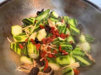 step6: 加少許糖調味，最後加入杞子，拌炒後略煮一下即可。
