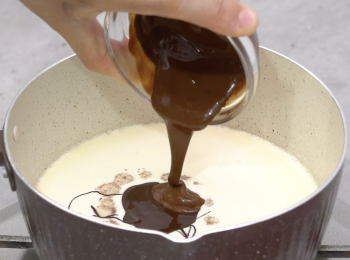 step9: 加入已溶化的黑朱古力及可可粉
Add melted black chocolate and cocoa powder.