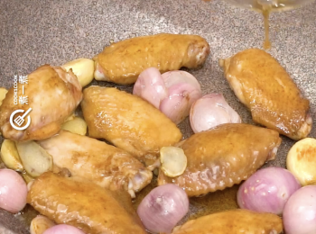 step7: 灒紹興酒
Pour Shaoxing wine.