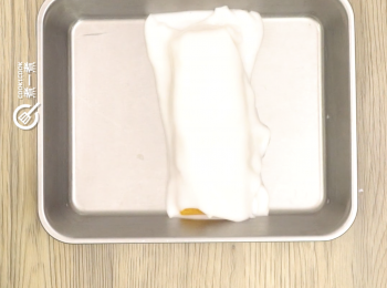 step7: 將芒果肉放在已凝固的椰汁片上，用刮刀捲成腸粉
Put the mango meat onto a piece of coconut cream. Then roll it.