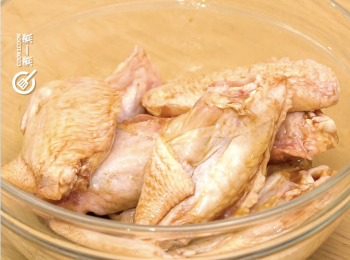 step1: <a href="https://bit.ly/3zHU5V3" target="_blank" data-keyword="雞翼" class="guide-link"><strong>雞翼</strong></a> <span style="display:inline-block;vertical-align:middle;margin-top:-3px;color:initial;border-radius:3px;padding:2px 3px;font-size:12px;line-height:14px;background:#87d300;color:#fff;">即買</span> 洗淨抹乾，下醃料醃30分鐘 Wash and dry chicken wings, marinate for 30 minutes