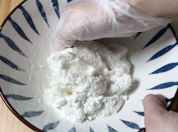 step2: 加粟粉和澄粉，搓揉成不沾手的粉團