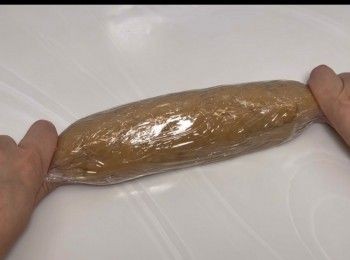 step4: 用保鮮紙捲起、包實，卷成圓柱體（盡量擠出空氣），然後放入冰格冷藏1小時。