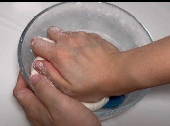 step3: 趁熱搓成光滑不黏手的麵團，如感覺太乾可以加入少許熱水搓。