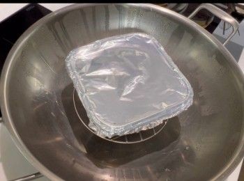 step11: 蓋上錫紙，水滾後，放入黑芝麻糕，以大火隔水蒸1小時。