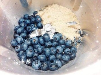 step1: 藍莓果醬： 1. 藍莓洗淨，瀝水 2. 先將藍莓、糖和檸檬汁放入已裝好攪拌刀的多功能料理機（製作過程中，藍莓經過加熱會釋放果汁水份）