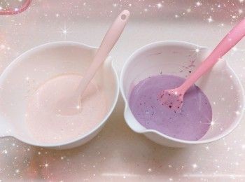 step18: 先將藍莓<span class="group_5">芝士蛋糕</span>漿（約220 g）倒入已冷藏至凝固的<span class="group_4">朱古力外殼</span>中，然後將已結凍的果醬放在蛋糕漿中間部份，輕輕按壓使果醬和蛋糕漿成同一水平的高度（作用將蛋糕漿推向邊緣位置，固定流心餡在蛋糕中心位置） 2. 蓋上保鮮紙，放進冰格冷凍約10-20分鐘至表面稍微凝固