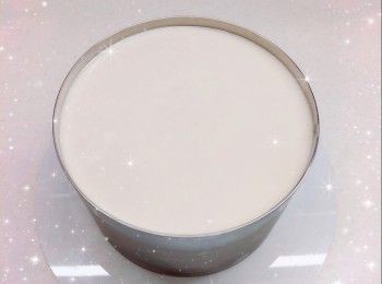 step8: <span class="group_4">蛋糕面裝飾</span>： 1. 將葡萄洗淨，瀝乾，切半，然後舖滿慕絲蛋糕面 2. 將剩下的<span class="group_3">蜂蜜檸檬果凍</span>倒在葡萄上，放進雪櫃冷藏至凝固 3. 食用前從雪櫃取出，用熱毛巾包圍蛋糕模外圍約30秒（令蛋糕外圍軟化），即可輕易將蛋糕脫模