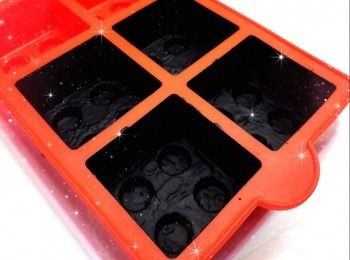 step4: 先在模具均勻的塗上一層朱古力溶液，放進雪櫃冷藏約10-15分鐘至凝固（必需待完全凝固，才可再塗第2層） 2. 然後塗上第2層朱古力溶液，再放進雪櫃冷藏約5-10分鐘 5. 最後薄薄的塗上第3層朱古力溶液，放進雪櫃冷藏至凝固，備用