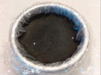 step2: <span class="group_2">朱古力流心餡</span>： 1. 將黑朱古力用熱水坐溶（亦可用微波爐加熱1.5分鐘成朱古力醬；朱古力加熱不可超過50°，否則會變質而失去光澤） 2. 鮮奶用微波爐加熱10秒至微暖，加入黑朱古力醬，拌勻至黑朱古力滑身（呈令面） 3. 再加入竹炭粉調成黑色 4. 然後倒入模具中（先舖上保鮮紙；模具需比蛋糕模小1.5倍），放進冰格冷凍，備用